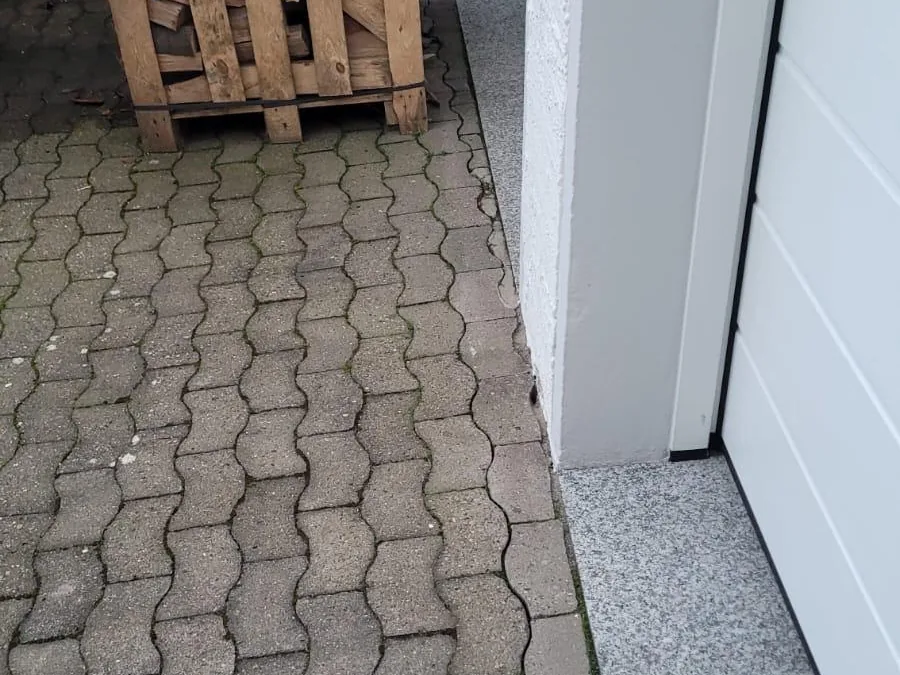 Einfahrt – alte Fläche raus, neu gepflastert – vorher